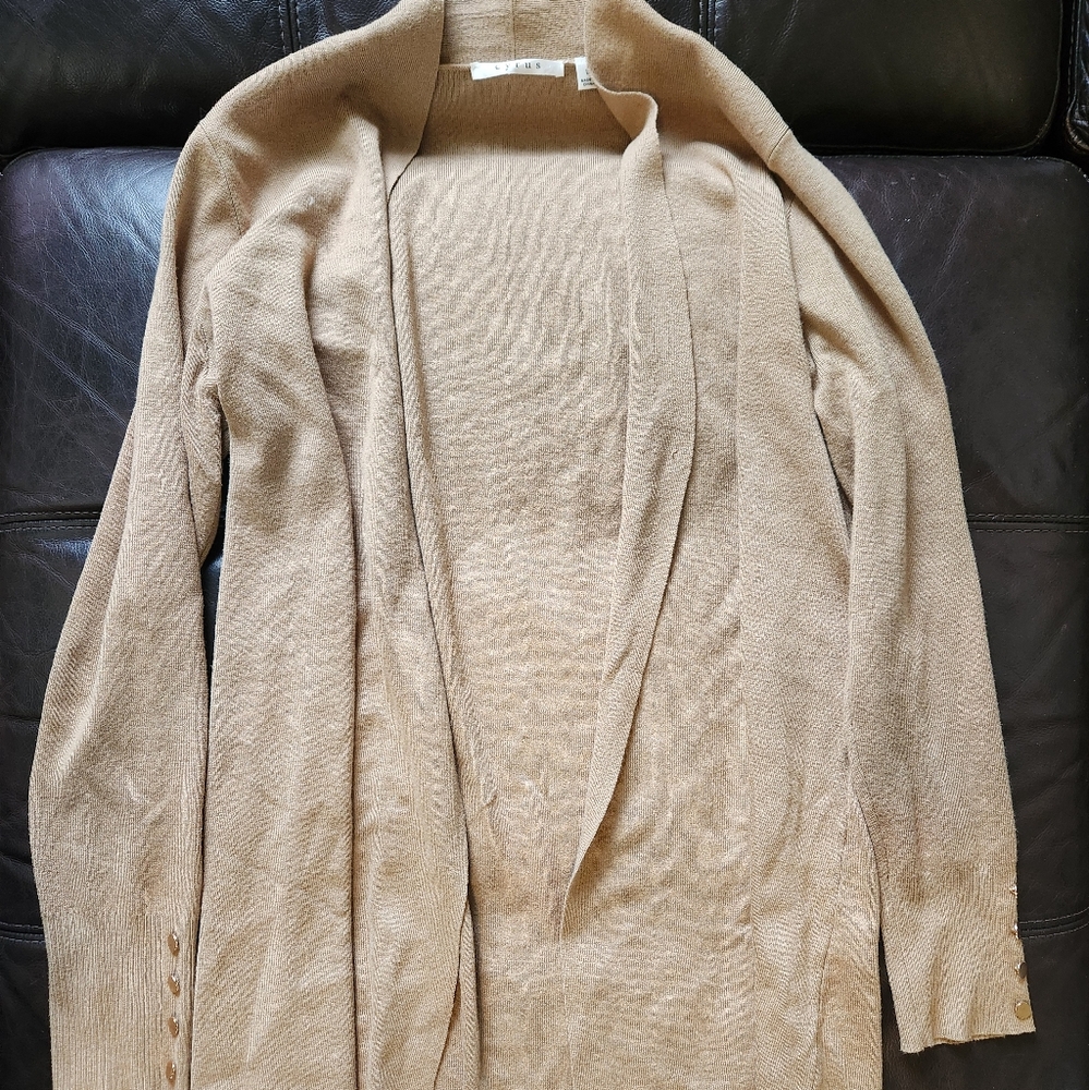Lauge tan cardigan with buttons on the sleeves